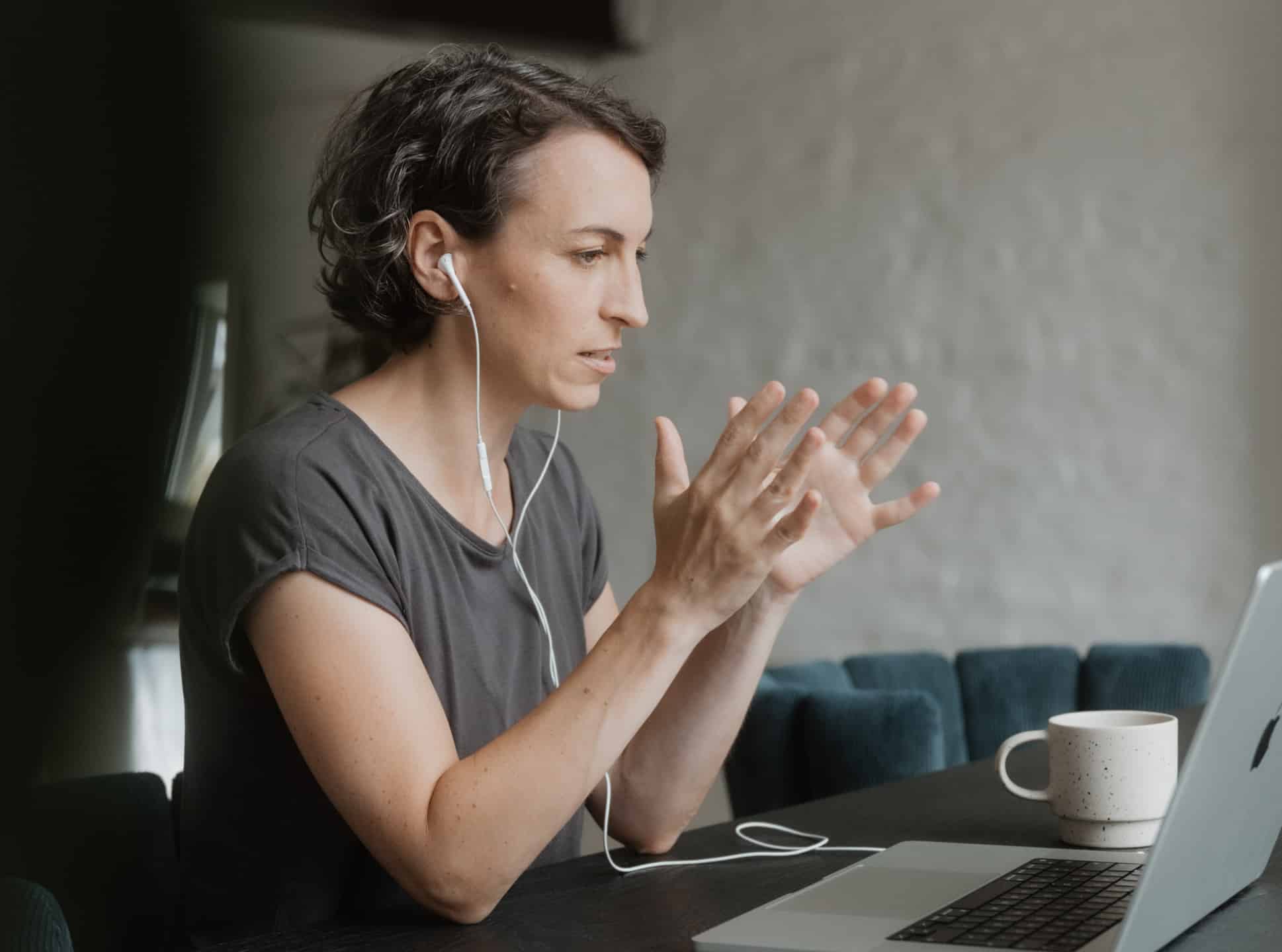 madamemoneypenny-blog-Moneycall_ Als Einsteigerin in ETFs investieren – dein ultimativer Guide- Natascha erklärt am Computer etwas-v1
