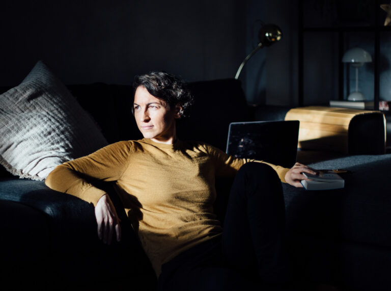 madamemoneypenny-blog-Passiv mit ETFs investieren- Natascha siztz am Sofa und denkt nach-v1